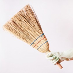 いつでも静かにササっとお掃除 一人暮らしに便利な箒 ホウキ の選び方 使い方 ハウスクリーニングやエアコンクリーニングなら おそうじマスターズ 横浜店 川崎店 公式