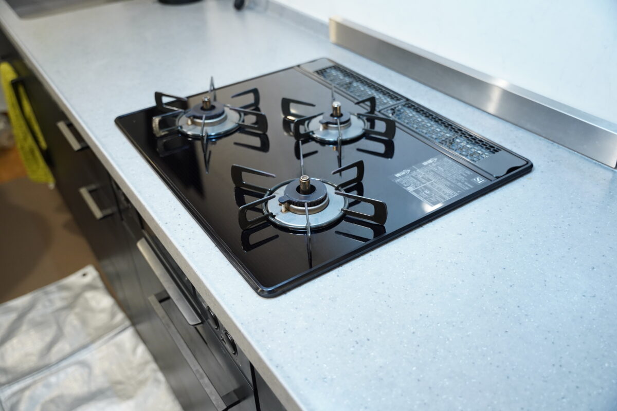 【引越し新生活】入居先のガスコンロ・トイレの汚れが気になる…。プロの清掃で「リセット」すべき理由